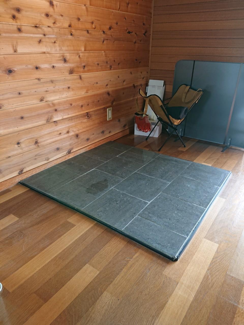 薪ストーブ設置前の部屋。DIYで作った炉台だけが置かれた那須の別荘のリビング。