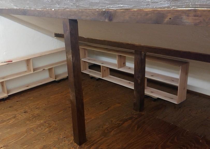 小屋裏に自分たちで造作した棚。DIYで手を入れた那須の家。