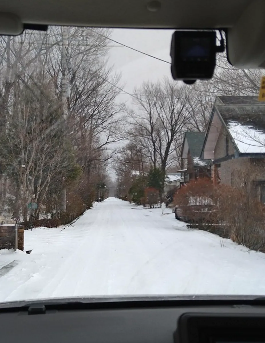 雪に覆われた那須の道を車から望む。雪が降れば除雪から一日が始まる、自然のペースの暮らし。